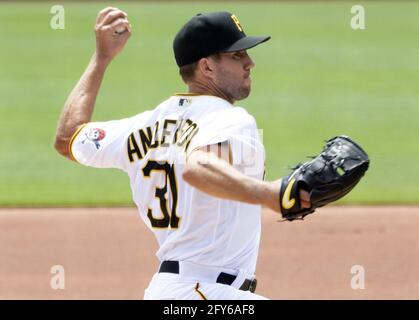 Pittsburgh, Stati Uniti. 27 maggio 2021. Pittsburgh Pirates lanciando il lanciatore Tyler Anderson (31) getta nel primo inning contro i Chicago Cubs al PNC Park giovedì 27 maggio 2021 a Pittsburgh. Foto di Archie Carpenter/UPI Credit: UPI/Alamy Live News Foto Stock