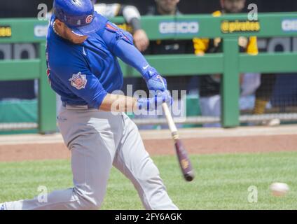 Pittsburgh, Stati Uniti. 27 maggio 2021. Chicago Cubs catcher Willson Contreras (40) sceglie nel terzo inning contro i Pittsburgh Pirates al PNC Park giovedì 27 maggio 2021 a Pittsburgh. Foto di Archie Carpenter/UPI Credit: UPI/Alamy Live News Foto Stock