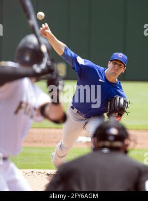 Pittsburgh, Stati Uniti. 27 maggio 2021. Il lanciatore di partenza di Chicago Cubs Kyle Hendricks (28) getta nel primo inning contro i pirati di Pittsburgh al PNC Park giovedì 27 maggio 2021 a Pittsburgh. Foto di Archie Carpenter/UPI Credit: UPI/Alamy Live News Foto Stock