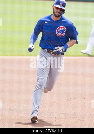 Pittsburgh, Stati Uniti. 27 maggio 2021. Il primo baseman di Chicago Cubs Kris Bryant (17) arrotonda la terza base dopo il suo homer solista nel primo inning contro i Pittsburgh Pirates al PNC Park giovedì 27 maggio 2021 a Pittsburgh. Foto di Archie Carpenter/UPI Credit: UPI/Alamy Live News Foto Stock