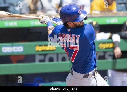 Pittsburgh, Stati Uniti. 27 maggio 2021. Il primo baseman di Chicago Cubs Kris Bryant (17) pipistra nel terzo inning contro i Pittsburgh Pirates al PNC Park giovedì 27 maggio 2021 a Pittsburgh. Foto di Archie Carpenter/UPI Credit: UPI/Alamy Live News Foto Stock