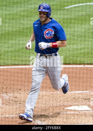 Pittsburgh, Stati Uniti. 27 maggio 2021. Il terzo baseman di Chicago Cubs, Patrick Wisdom (16), è stato un homers in cima al quarto assalto contro i Pittsburgh Pirates al PNC Park giovedì 27 maggio 2021 a Pittsburgh. Foto di Archie Carpenter/UPI Credit: UPI/Alamy Live News Foto Stock