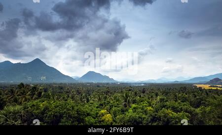 Meraviglioso clima monsonico con Misty bianco nubi sfondo di montagna. Foto Stock