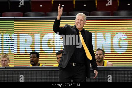 Ludwigsburg, Germania. 27 maggio 2021. Pallacanestro: Bundesliga, MHP Riesen Ludwigsburg - Brose Bamberg, Campionato rotondo, quarti di finale, giorno 5: Ludwigsburg allenatore John Patrick dà istruzioni. Credit: Thomas Kienzle/dpa/Alamy Live News Foto Stock