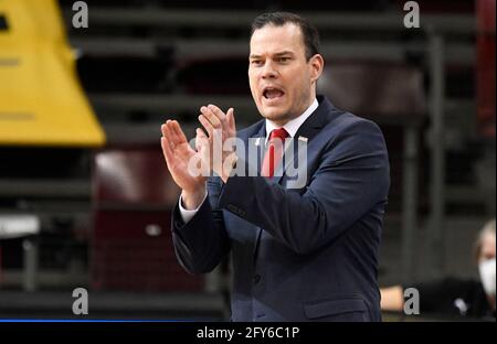 Ludwigsburg, Germania. 27 maggio 2021. Basket: Bundesliga, MHP Riesen Ludwigsburg - Brose Bamberg, round di campionato, quarto di finale, partita 5: Allenatore di Bamberg Johan Roijakkers applaude. Credit: Thomas Kienzle/dpa/Alamy Live News Foto Stock