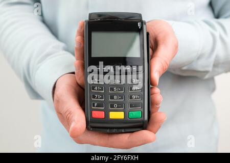 Terminale POS o lettore di carte di credito sul tavolo bianco con spazio per la copia. Foto Stock