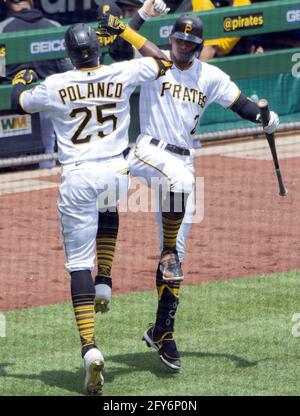 Pittsburgh, Stati Uniti. 27 maggio 2021. Il fielder destro di Pittsburgh Pirates Gregory Polanco (25) celebra il suo Omero con il compagno di squadra Erik Gonzalez (2) nel quarto assottigliamento contro i Chicago Cubs al PNC Park giovedì 27 maggio 2021 a Pittsburgh. Foto di Archie Carpenter/UPI Credit: UPI/Alamy Live News Foto Stock