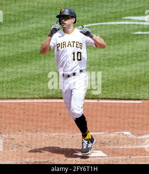 Pittsburgh, Stati Uniti. 27 maggio 2021. Pittsburgh Pirates ha lasciato il fielder Bryan Reynolds (10) attraversa il piatto di casa dopo il suo Omero nel quarto inning contro i Chicago Cubs al PNC Park giovedì 27 maggio 2021 a Pittsburgh. Foto di Archie Carpenter/UPI Credit: UPI/Alamy Live News Foto Stock