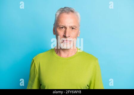 Ritratto di attraente serio contenuto sopportato grigio-capelli ragazzo isolato sopra sfondo di colore blu brillante Foto Stock