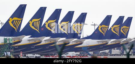 File foto datata 05/04/20 dei Ryanair Jets parcheggiati sulla pista dell'aeroporto di Dublino. Michael o'Leary, capo esecutivo di Ryanair, ha accusato il governo irlandese di aver causato "danni irrimensivi" nel settore dell'aviazione e del turismo. Data di emissione: Giovedì 27 maggio 2021. Foto Stock