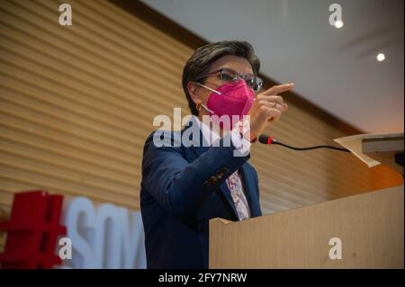 Bogota, Cundinamarca, Colombia. 27 maggio 2021. Sindaco di Bogotà, Claudia Lopez, Segretario della Sanità Alejandro Gomez e Nicolas Uribe, presidente della Camera di COMERCE di Bogotà, tengono una conferenza stampa in diretta televisiva che annuncia le misure COVID-19 che saranno attenuate entro l'8 giugno 2021, a Bogotà, Colombia, il 27 maggio 2021. Credit: Chepa Beltran/LongVisual/ZUMA Wire/Alamy Live News Foto Stock