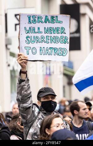 Protestante con cartello, manifestazione sionista, Ambasciata d'Israele, Londra, 23 maggio 2021 Foto Stock