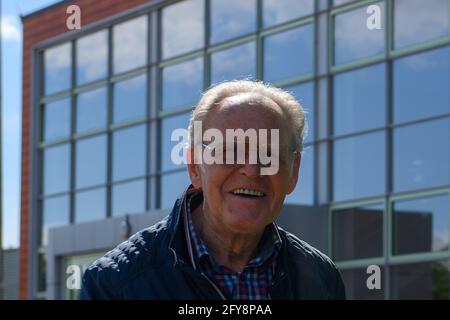 Burg, Germania. 21 Maggio 2021. La leggenda del ciclismo Gustav-Adolf 'Täve' Schur si trova di fronte alla sala sportiva della scuola di Conrad Tack, che è stata chiamata 'Täve-Schur-Halle'. Credit: Klaus-Dietmar Gabbert/dpa-Zentralbild/ZB/dpa/Alamy Live News Foto Stock