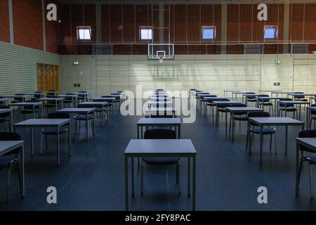 Burg, Germania. 21 Maggio 2021. Tavoli e sedie sono disponibili per gli esami nella sala Täve-Schur. Credit: Klaus-Dietmar Gabbert/dpa-Zentralbild/ZB/dpa/Alamy Live News Foto Stock