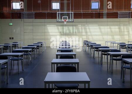 Burg, Germania. 21 Maggio 2021. Tavoli e sedie sono disponibili per gli esami nella sala Täve-Schur. Credit: Klaus-Dietmar Gabbert/dpa-Zentralbild/ZB/dpa/Alamy Live News Foto Stock