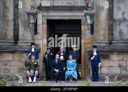 Il Duca e la Duchessa di Cambridge si siedono con il tenente colonnello Craig Stewart (a sinistra), durante una battuta del ritiro al Palazzo di Holyroodhouse di Edimburgo. Data immagine: Giovedì 27 maggio 2021. Foto Stock