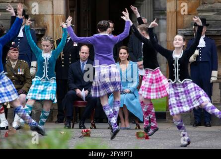 Il Duca e la Duchessa di Cambridge guardano i ballerini di Highland esibirsi al battimento del ritiro presso il Palazzo di Holyroodhouse di Edimburgo. Data immagine: Giovedì 27 maggio 2021. Foto Stock