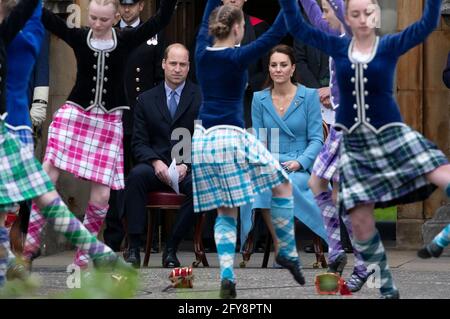 Il Duca e la Duchessa di Cambridge guardano i ballerini di Highland esibirsi al battimento del ritiro presso il Palazzo di Holyroodhouse di Edimburgo. Data immagine: Giovedì 27 maggio 2021. Foto Stock