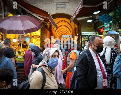 Istanbul, Istanbul, Turchia. 27 maggio 2021. Le persone che acquistano per le strade di Istanbul durante la pandemia di Covid-19. Credit: Serkan Senturk/ZUMA Wire/Alamy Live News Foto Stock