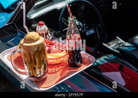 Marble Falls, Texas, Stati Uniti. 10 aprile 2021. Automobile con un vassoio di cibo drive-in ad una mostra di automobile. Foto Stock