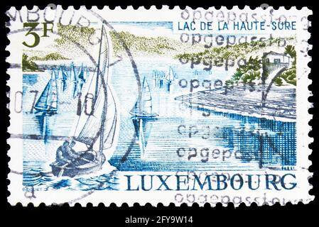 MOSCA, RUSSIA - 23 SETTEMBRE 2019: Francobollo stampato in Lussemburgo spettacoli Lago di Sûre superiore, serie di paesaggi, circa 1971 Foto Stock