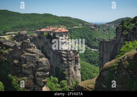 Foto della vista panoramica di Meteora e del monastero Foto Stock