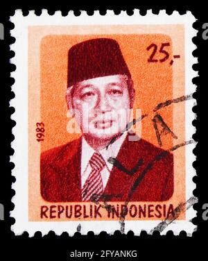 MOSCA, RUSSIA - 23 SETTEMBRE 2019: Francobollo stampato in Indonesia mostra il presidente Suharto, serie, circa 1983 Foto Stock