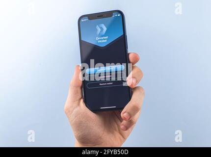 Kharkov, Ucraina - 27 maggio 2021: Uomo tenere telefono cellulare con Dmarket app sullo schermo Foto Stock