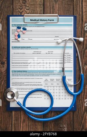 Anamnesi del paziente su una clipboard con stetoscopio Foto Stock
