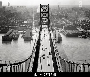 1940 ANNI '50 BENJAMIN FRANKLIN BRIDGE 1926 BY RALPH MODJESKI VIEW SUL FIUME DELAWARE DA CAMDEN NJ A PHILADELPHIA PA USA - B18933 HAR001 HARS VEICOLI A STATO KEYSTONE ELEVATO NUOVI MAGLIA SPAN PONTI BIANCO E NERO CITTÀ DI AMORE FRATERNO HAR001 UNIRSI VECCHIO STILE SOSPENSIONE Foto Stock