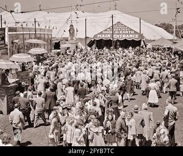 GLI ANNI '40 AFFOLLANO IL CIRCUS A METÀ STRADA CHE CONDUCE ALL'INGRESSO PRINCIPALE SOTTO IL GRANDE TENDA TOP DI RINGLING BARNUM & BAILEY SPETTACOLO PIÙ GRANDE SULLA TERRA - C1687 HAR001 HARS GIOVANE MISTERO DI COMUNICAZIONE DIVERSIFICATA GIOIA DIVERSA STILE DI VITA FEMMINE FRATELLI COPIARE SPAZIO DONNE PERSONE MASCHI OMBRELLI ADOLESCENTE RAGAZZA ADOLESCENTE RAGAZZO INTRATTENIMENTO LEADER SOGNI B & W PRINCIPALI AVVENTURA AD ALTO ANGOLO SCOPERTA AFROAMERICANI AFROAMERICANI DIVERTIMENTO AFROAMERICANO RICREAZIONE ETNIA NERA TENTS RINGLING CONCETTUALE A METÀ STRADA TEENAGED VARIE PIÙ GRANDE VARIATO BAILEY BARNUM GIOVANI TOGETHERNESS NERO E BIANCO ETNIA CAUCASICA HAR001 VECCHIO STILE Foto Stock