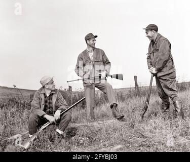 ANNI '50 1960 A CACCIA DI SICUREZZA COSA NON FARE TRE UOMINI CACCIATORI POSTI NELLA MANIPOLAZIONE PERICOLOSA E NON SICURA DI FUCILI IN IL CAMPO - G4536 HAR002 RICREAZIONE HARS NON INESPERTO NON SICURO DISATTENTO PONE ABITUDINI COMPORTAMENTO ARMI DA FUOCO CACCIATORI DI METÀ-ADULTO UOMO MEDIO-ADULTO POSATO FUCILI SBAGLIATO NERO E BIANCO CAUCASICO ETNIA VECCHIO STILE Foto Stock