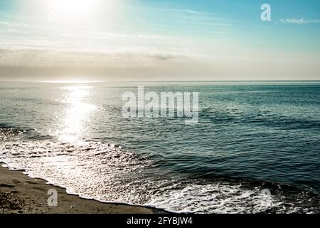 Mattina presto. Alba sul mare. Brillare sull'acqua. Sentiero soleggiato. Foto Stock