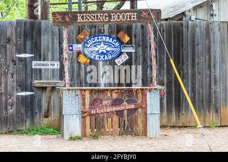 Luckenbach, Texas, Stati Uniti. 13 aprile 2021. Baciare stand nella piccola città di Luckenbach, Texas. Foto Stock