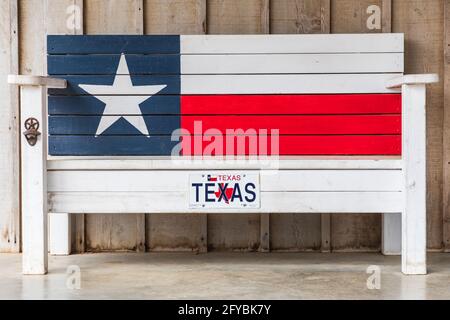 Luckenbach, Texas, Stati Uniti. 13 aprile 2021. Panchina dipinta come la bandiera del Texas. Foto Stock