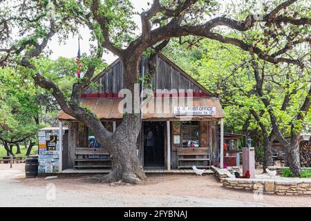 Luckenbach, Texas, Stati Uniti. 13 aprile 2021. Piccolo ufficio postale di Luckenbach, Texas. Foto Stock