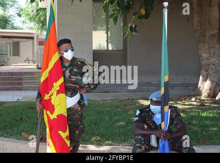 Naqoura, Libano. 27 maggio 2021. Soldati dello Sri Lanka e della Tanzania che si preparano alla prova della cerimonia per la Giornata internazionale dei peacekeeper delle Nazioni Unite presso la sede centrale dell'Unifil a Naqoura, Libano, il 27 maggio 2021. La Giornata internazionale dei peacekeeper delle Nazioni Unite si celebra ogni anno il 29 maggio. A Naqoura la sede centrale delle Nazioni Unite attualmente lavora circa 10000 persone, civili e militari, provenienti da 46 paesi diversi. (Foto di Elisa Gestri/Sipa USA) Credit: Sipa USA/Alamy Live News Foto Stock