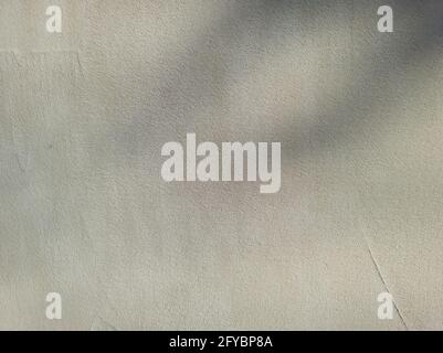 La facciata della casa è coperta di rete e colla. Lavori di isolamento della casa. Foto Stock