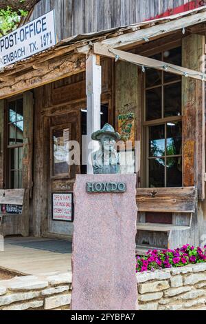 Luckenbach, Texas, Stati Uniti. 13 aprile 2021. Statua di Hondo Crouch fuori dall'ufficio postale di Luckenbach, Texas. Foto Stock