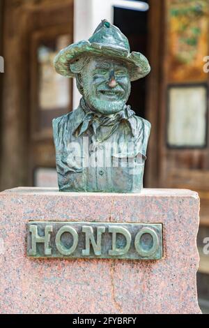 Luckenbach, Texas, Stati Uniti. 13 aprile 2021. Statua di Hondo Crouch fuori dall'ufficio postale di Luckenbach, Texas. Foto Stock