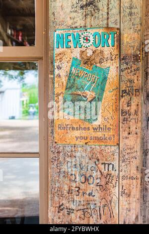 Luckenbach, Texas, Stati Uniti. 13 aprile 2021. Poster di sigaretta sull'ufficio postale di Luckenbach, Texas. Foto Stock