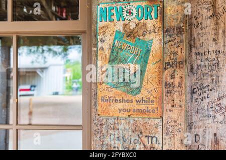 Luckenbach, Texas, Stati Uniti. 13 aprile 2021. Poster di sigaretta sull'ufficio postale di Luckenbach, Texas. Foto Stock