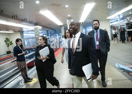 Washington, Stati Uniti. 27 maggio 2021. Il senatore Tim Scott (R-SC) attraversa la metropolitana del Senato fino al Senato per votare al Campidoglio degli Stati Uniti a Washington, DC giovedì 27 maggio 2021. I senatori dovrebbero votare sulle infrastrutture e una commissione del 6 gennaio. Foto di Sarah Silbiger/UPI Credit: UPI/Alamy Live News Foto Stock