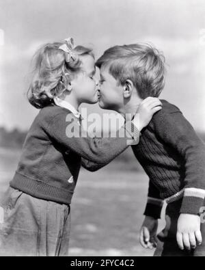 ANNI '30 1940 SERIA BAMBINA BACIARE SORRIDENTE RAGAZZO ENTRAMBI OUTDOOR WEARING MAGLIA LANA SWEATERS - J8696 HAR001 HARS HEALTHINESS HOME VITA LANA COPIA SPAZIO AMICIZIA MEZZA LUNGHEZZA CURA MASCHI B&W MAGLIA FELICITÀ SWEATERS CONNESSIONE CONCETTUALE AMICHEVOLE PERSONALE ATTACCAMENTO PIACEVOLE CUCCIOLO AMORE AFFETTO PIACEVOLE AFFASCINANTE EMOZIONE GIOVANI AMABILE PECK PIACEVOLE LISCIA TOGETHERNESS ADORABILE NERO E BIANCO ETNICITÀ CAUCASICA HAR001 VECCHIO ALLA MODA Foto Stock