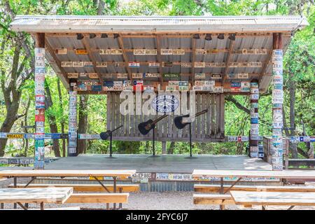 Luckenbach, Texas, Stati Uniti. 13 aprile 2021. Palco all'aperto a Luckenbach, Texas. Foto Stock