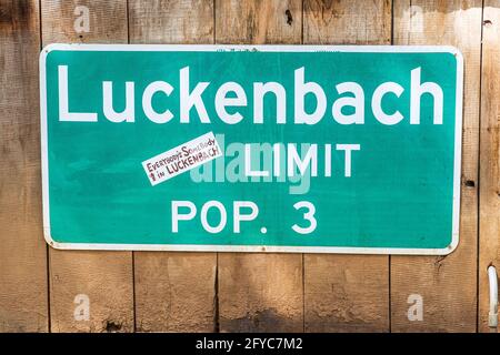 Luckenbach, Texas, Stati Uniti. 13 aprile 2021. Cartello della popolazione in Luckenbach, Texas. Foto Stock