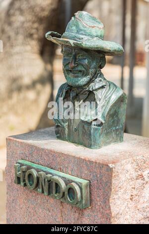 Luckenbach, Texas, Stati Uniti. 13 aprile 2021. Statua di Hondo Crouch fuori dall'ufficio postale di Luckenbach, Texas. Foto Stock