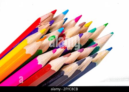 Matite di colori diversi. Utensili utilizzati in scuola e asilo. Sfondo isolato. Foto Stock