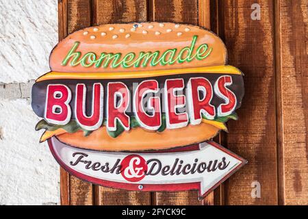 Bandera, Texas, Stati Uniti. 14 aprile 2021. Cartello per hamburger fatti in casa nella regione collinare del Texas. Foto Stock