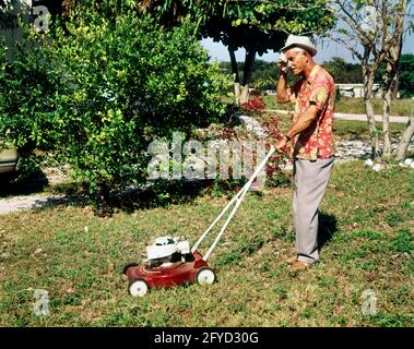 ANNI '70 UOMO SENIOR TAGLIO ERBA FALCIATURA PRATO SPINGENDO PRATO RASAERBA CON CAMICIA HAWAIANA CHE STROFINA IL SUDORE DALLA FRONTE - KG4314 LAN002 HARS FALCIATURA DI SICUREZZA USURA LIFESTYLE ANZIANO CALORE RINGHIOTTITA HOME VITA COPY SPACE FULL-LENGTH PERSONE CRESCIUTE MASCHI RISCHIO SUNNY HAWAIIAN SUDORE ANZIANO UOMO ESTATE ANZIANO DONNA MOW VECCHIA ETÀ STROFINARE OLDSTERS OLDSTER ANZIANI CALORE ELEGANTE ARBUSTI STAGIONE DI CAUCASIA ETNIA VECCHIO STILE Foto Stock